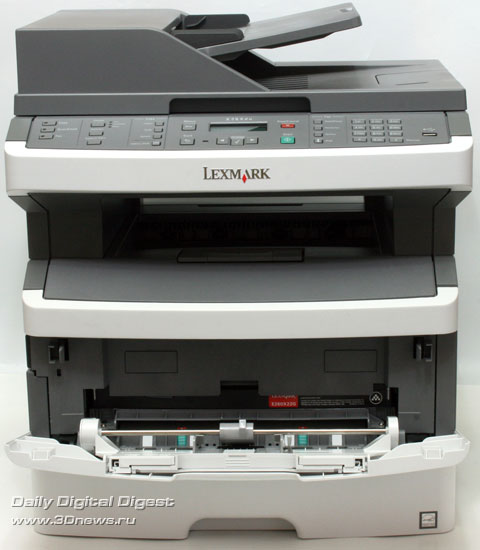  Lexmark x364dn. Вид спереди. Открыт лоток подачи конвертов 