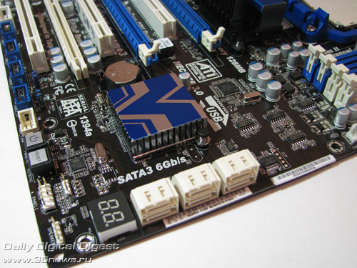  ASRock 890GX Extreme3 угол 