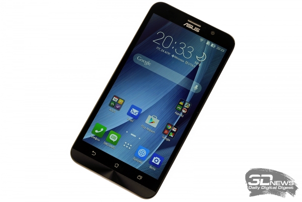  ASUS Zenfone 2 со включенным экраном 