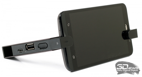  ASUS Micro USB Charging Stand с подключенным ASUS Zenfone 2 