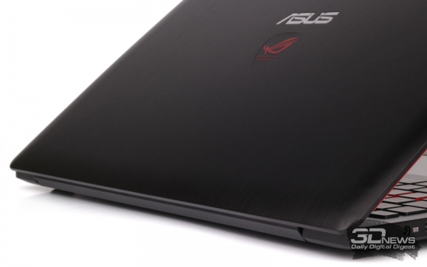  ASUS G501JW в раскрытом состоянии 