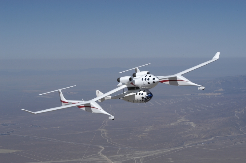  Самолёт-носитель WhiteKnight с подвешенным ракетопланом SpaceShipOne набирает высоту 