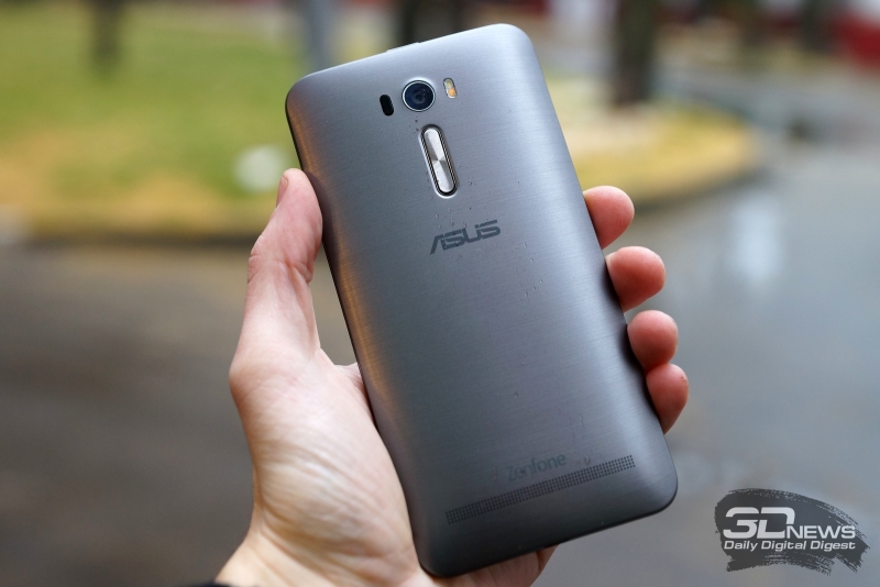  ASUS Zenfone 2 Laser в руке 