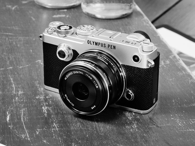  Olympus PEN-F в серебристо-черном корпусе, официальная фотография 