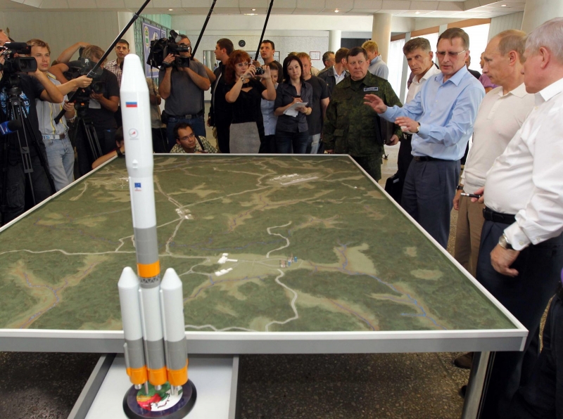  В.В. Путин оценивает макет космодрома Восточный. На переднем плане – макет ракеты-носителя «Русь-М» 