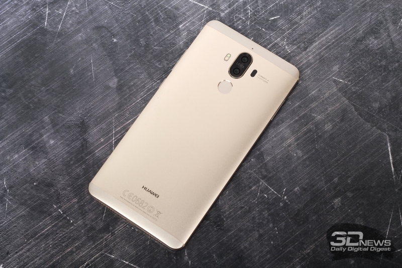  Huawei Mate 9, задняя панель: двойная камера, двойная же светодиодная вспышка, лазер автофокуса и сканер отпечатков пальцев 